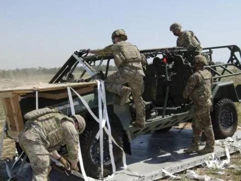 Mỹ thử nghiệm thành công đổ bộ bằng dù với xe địa hình ISV mới