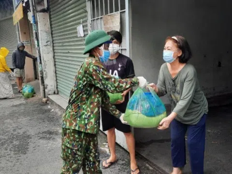 Xúc động hình ảnh "Bộ đội Cụ Hồ" gần gũi, gắn bó người dân trong đại dịch