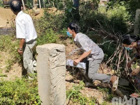 Chui rào thép gai, leo qua tường nhà khác để đi vì... hàng xóm chặn đường