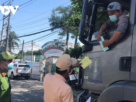 Tài xế "cầm nhầm" giấy xét nghiệm Covid-19 khi qua chốt ở Bình Dương