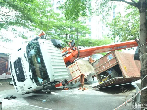 Thành  phố Vinh: Cẩu container làm sập vách nhà dân