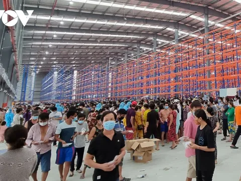 Bình Dương đình chỉ công tác giám đốc trung tâm y tế vì chậm tham mưu dập dịch COVID-19