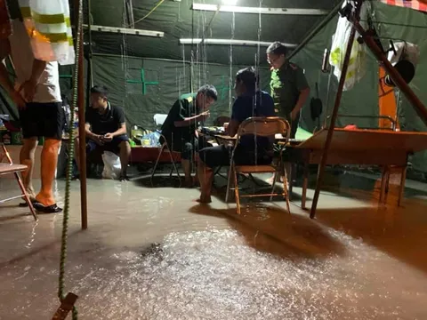 Mưa xối xả, Hà Tĩnh điều gấp 22 xe buýt hỗ trợ lực lượng phòng, chống Covid-19