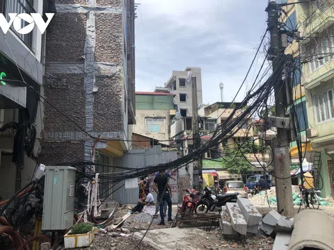 Đường điện, dây thông tin bó to như gốc cây vắt vẻo trên đầu người dân Thủ đô