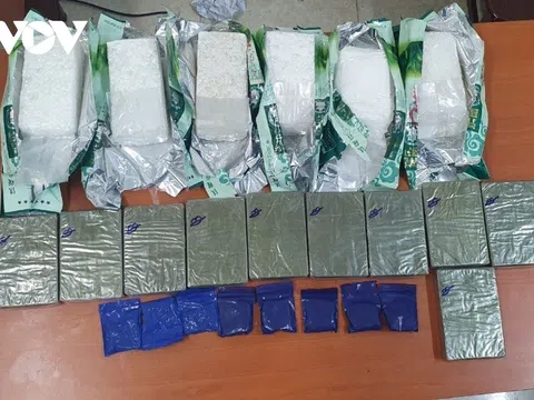 Bắt đối tượng dùng xe “luồng xanh” để vận chuyển 10 bánh heroin và gần 5kg ma túy đá