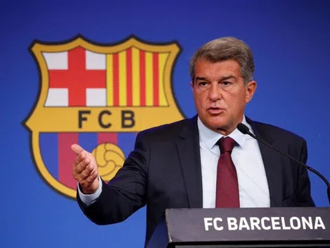 Barca nợ 1,35 tỷ Euro, Chủ tịch Laporta cảm kích khi Pique chấp nhận giảm lương