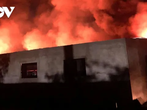 Xuyên đêm dập tắt đám cháy tại công ty sản xuất nệm mút ở Bình Dương