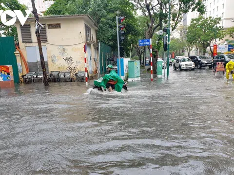 Mưa lớn, nhiều tuyến phố ở Hà Nội ngập sâu trong nước