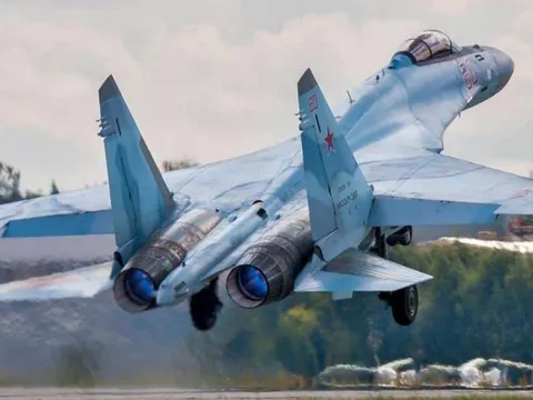 Máy bay Su-35S của Không quân Nga bốc cháy ngùn ngụt sau 20 phút cất cánh