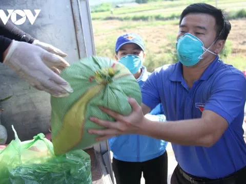 “Tạp hóa di dộng” hỗ trợ bà con khu vực giãn cách