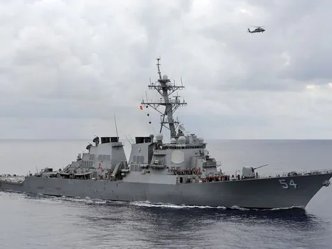 Tàu chiến Mỹ đi qua Eo biển Đài Loan, Trung Quốc tố Mỹ gây “rủi ro lớn nhất” khu vực