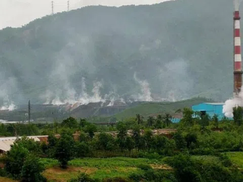 Sau mưa, bãi thải mỏ than Nông Sơn lại bốc khói mịt mù, gây ô nhiễm