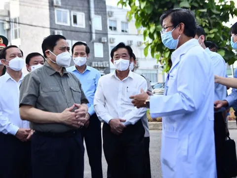 Thủ tướng Phạm Minh Chính kiểm tra công tác phòng chống dịch ở Bình Dương