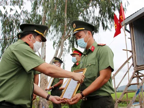 Xúc động lễ nhận quyết định thăng quân hàm và kết nạp Đảng ngay tại chốt phòng, chống dịch