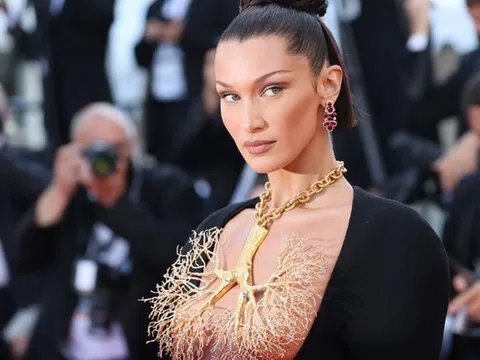 Chân dài Bella Hadid đeo vòng mạ vàng hình tán cây, che trọn vẹn bầu ngực