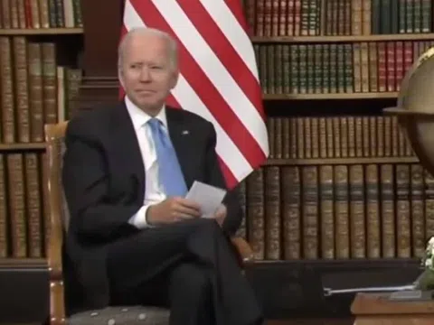 Nữ nhà báo Nga phát hiện “những tờ giấy nhắc bài” của ông Biden