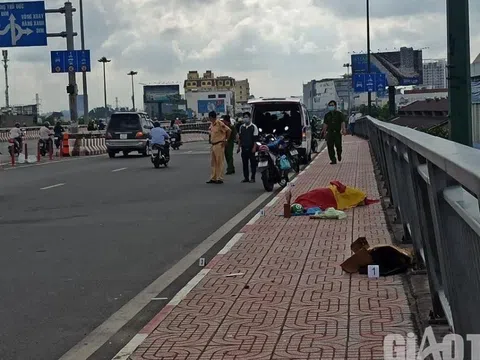 Người đàn ông đội mũ Gojek t-ử vo-ng bất thường trên cầu Bình Lợi