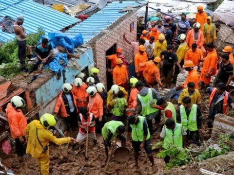 Mưa lũ kinh hoàng tại Ấn Độ, 30 người thiệt mạng, giao thông tê liệt