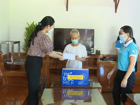 Phụ nữ Hà Tĩnh động viên, tặng quà gia đình nữ ngành y nơi tuyến đầu chống dịch