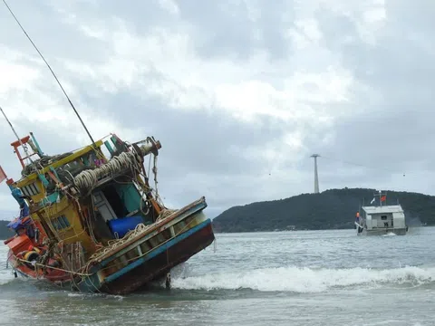 Kéo tàu cá mắc cạn thành công