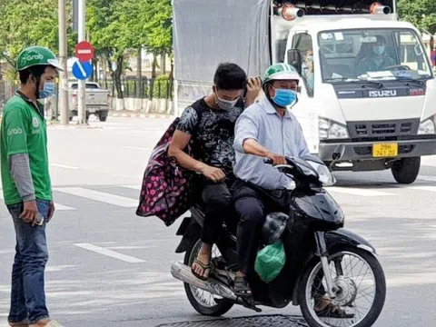 Hà Nội: Bất chấp lệnh cấm, xe ôm mặc nhiên tụ tập, đón khách