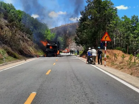 Xe tải bốc cháy lớn khi đang lưu thông trên đường Hồ Chí Minh đoạn qua Quảng Nam