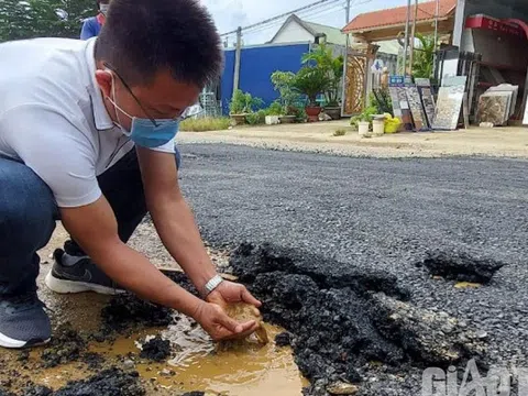 Rải bê tông nhựa trên vũng nước "vá" quốc lộ