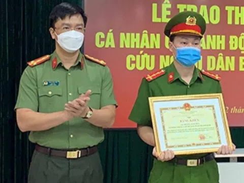 Kịp thời khen thưởng Đại uý Hoàng Ngọc Hào dũng cảm cứu người bị lũ cuốn