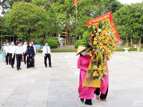 Ban Tuyên giáo Tỉnh ủy Nghệ An dâng hoa tại Khu di tích Kim Liên