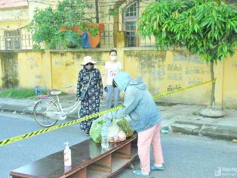 Hình ảnh người dân TP Vinh tiếp tế cho người thân trong khu vực phong tỏa