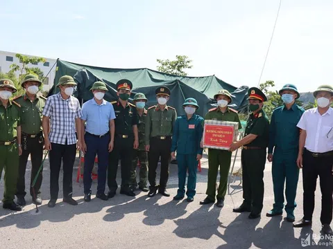 Nghệ An: Ban Chỉ đạo tỉnh thăm và tặng quà lực lượng chống dịch ở thị xã Hoàng Mai