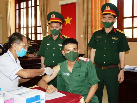 Nghệ An: 300 cán bộ, chiến sỹ tuyến đầu chống dịch của Bộ CHQS tỉnh tiêm vaccine phòng Covid - 19