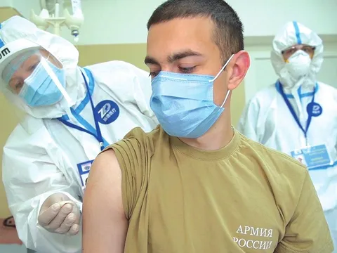 Nga bắt đầu tiêm vaccine Covid-19 mũi nhắc lại để đối phó biến thể Delta