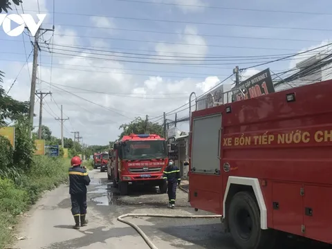 Cháy xưởng sản xuất mút xốp trong khu dân cư ở Bình Dương