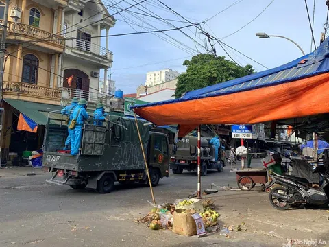 Phun khử khuẩn toàn bộ chợ đầu mối TP. Vinh