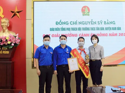 Trao Bằng khen cho Tổng phụ trách đội duy nhất của Nghệ An đạt Giải Cánh én hồng 2021