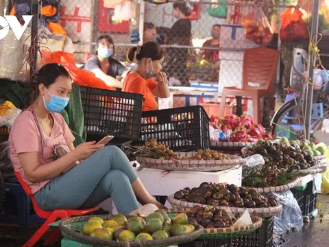 Ngày đầu giãn cách tại Hà Nội: Giá cả ở chợ dân sinh khá ổn định