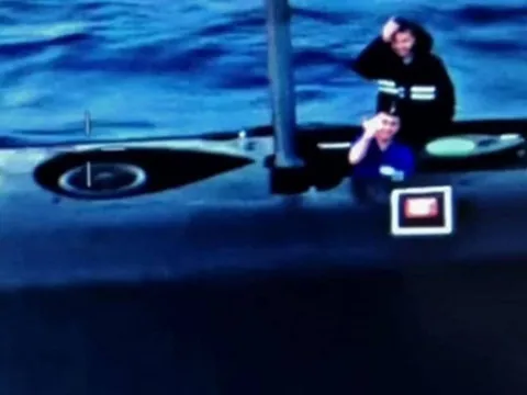 Tàu ngầm Nga bí mật tập trận giáng đòn mạnh tấn công Vương quốc Anh