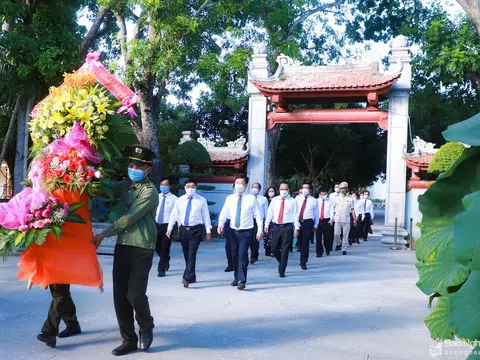 Lãnh đạo tỉnh Nghệ An dâng hoa tưởng niệm Chủ tịch Hồ Chí Minh và các Anh hùng liệt sỹ