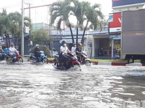 Đường phố ở Bạc Liêu biến thành sông sau trận mưa lớn