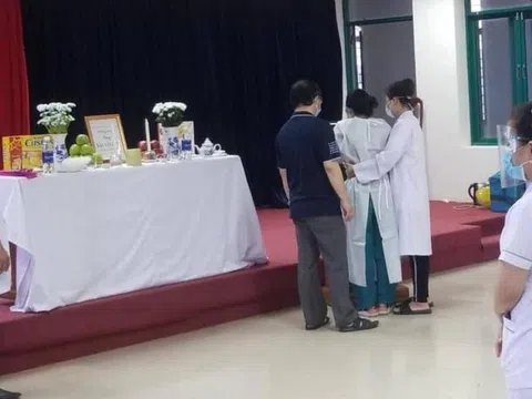 Bố đột ngột qua đời, nữ sinh viên quê Nghệ An lập bàn thờ bái vọng ở tuyến đầu.