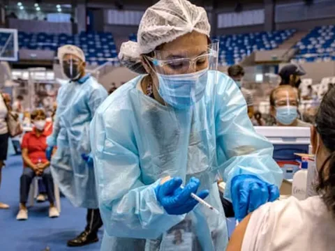 Nga tiêm vaccine Sputnik Light cho lao động nhập cư