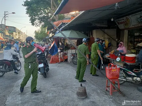 Nghệ An: Người dân vẫn lơ là với phòng dịch khi đi chợ Vinh