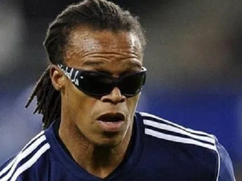 Edgar Davids phải đeo kính suốt thời gian thi đấu vì căn bệnh rất khó phát hiện