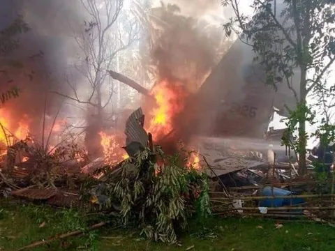 Máy bay quân sự chở 85 người bị rơi ở Philippines