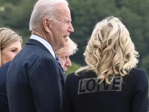 Tổng thống Mỹ Joe Biden nói không muốn về nước khi cùng vợ yêu ở Anh