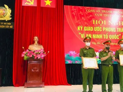 Hai thượng uý công an lao ra cứu 1 phụ nữ chới với, hoảng loạn giữa hồ Tây