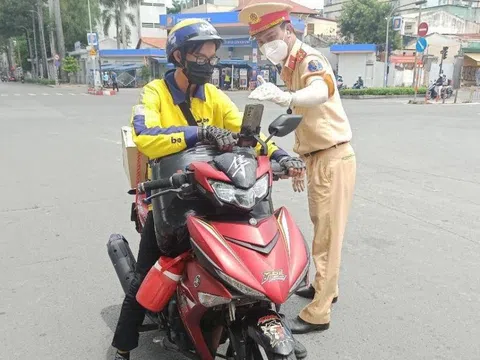 Nhiều người bị phạt vì sang quận khác mua đồ, dùng giấy thông hành ký khống