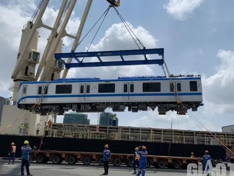 TP.HCM: Thêm 2 đoàn tàu tuyến metro số 1 chuẩn bị cập cảng Khánh Hội