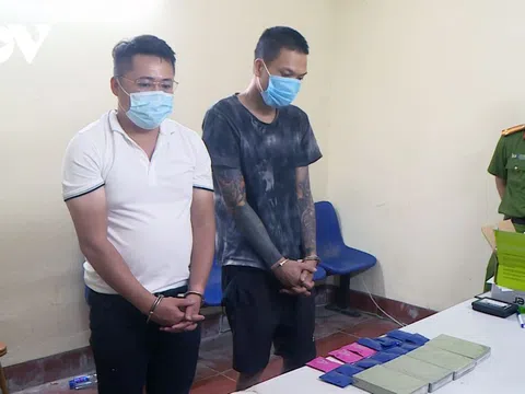 Sa lưới khi đang mua bán 4 bánh heroin, hơn 2.600 viên ma túy